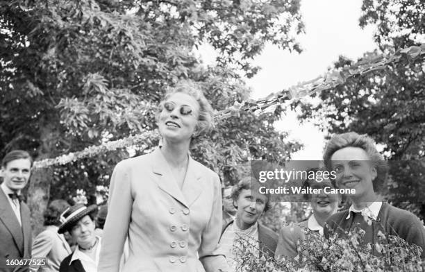 Festival In Yvoy-le-marron. Ivoy-le-Marron- A l'occasion de la fête du village et le 'Rallye de Sologne' avec Jean PROUVOST. Une femme souriante avec...