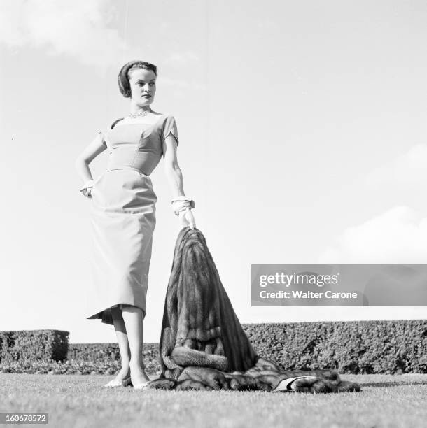 Fashion Presentation In Normandy: The Night Of The Fur And Jewel In Deauville. France, Deauville, août 1951 : présentation de mode marquant le trait...