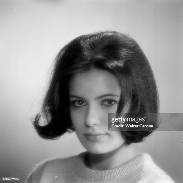 Daniele Gaubert Poses In Studio. En France, le 21 février 1963, portrait studio de Danièle GAUBERT, actrice, les cheveux mi-longs.