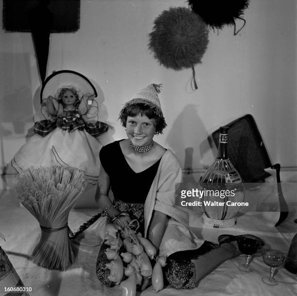 Mijanou Bardot Presents The Italian Products Exposed At The Galleries Lafayette. Paris, mai 1953 - Mijanou, la soeur de Brigitte BARDOT, présente les...