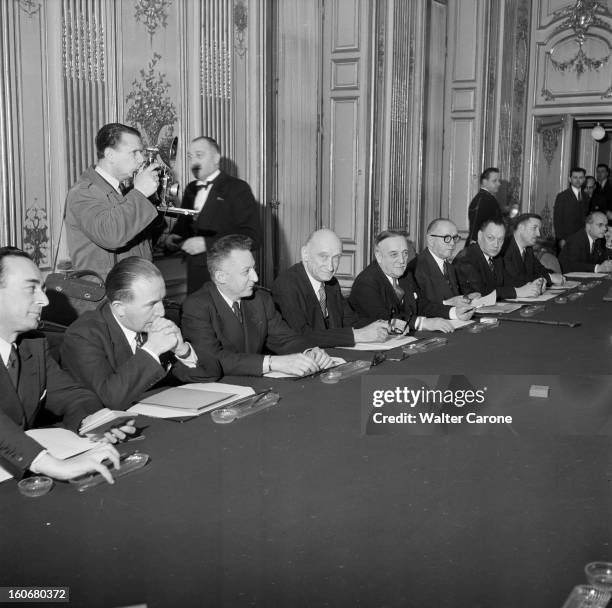 Council Cabinet. En France, à Paris, en 1952, lors d'un conseil de cabinet, de gauche à droite, Roger DUCHET, ministre des PTT , une personne non...
