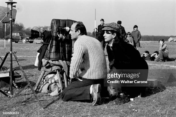 Shooting Of The Film 'surface Perdue' By Dolores Grassian. En France, le 11 novembre 1965, lors du tournage du film 'Surface Perdue' de Dolorès...