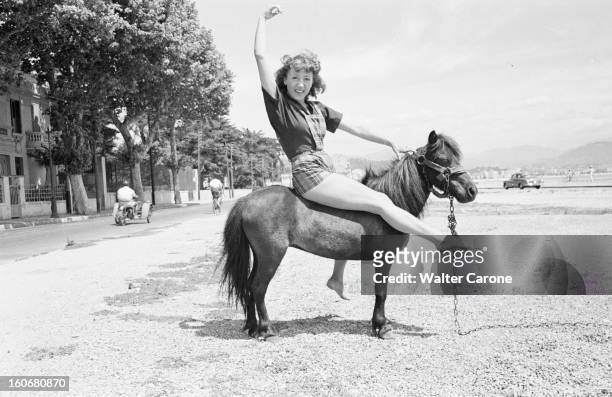 Holidays On The French Rivieira. Juillet 1951- Portrait de Colette BROSSET sur un poney en vacances sur la Côte d'Azur.