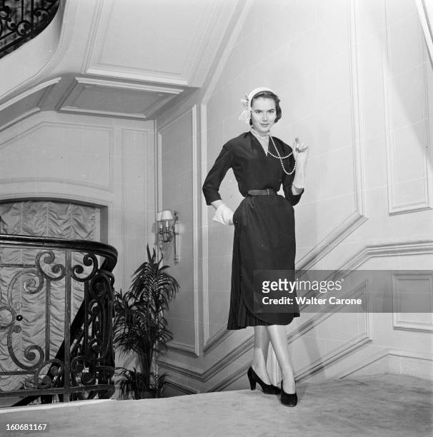 The Collection Christian Dior Shown In London. Paris, mai 1950 : la collection de Christian Dior a été présentée à la Reine Elizabeth et à sa fille...