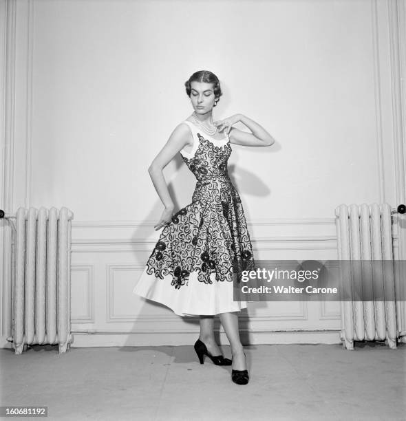 Presentation Fashion Spring Summer 1951. Paris, février 1951 : présentation de la seconde collection de mode de 'haute couture à bon marché' des...