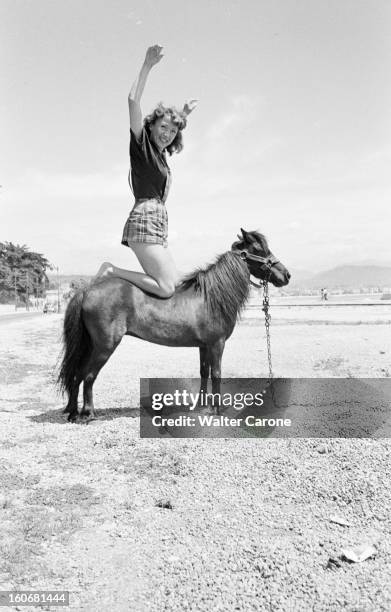 Holidays On The French Rivieira. Juillet 1951- Portrait de Colette BROSSET sur un poney en vacances sur la Côte d'Azur.