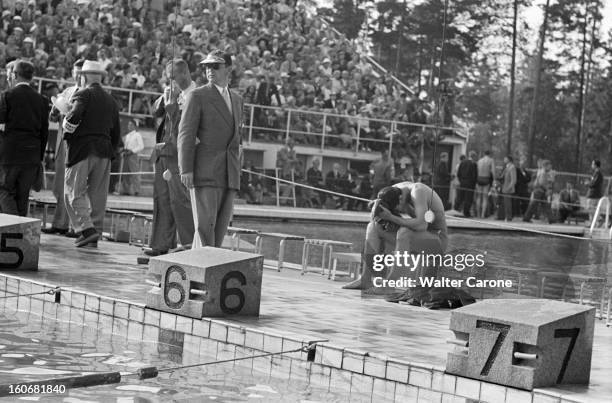 Summer Olympics 1952 Helsinki. En Finlande, à Helsinki, en juillet 1952, lors des Jeux Olympiques d'été, le nageur Français Gilles BOZON, 17 ans,...