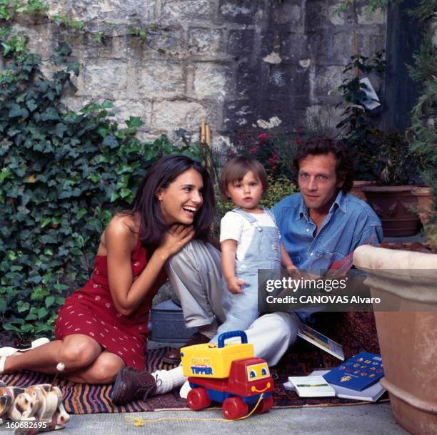 Rendezvous With Stéphane Freiss And His Wife Ursula. 16 mai 1997- Portrait de Stéphane FREISS avec sa femme Ursula chez eux et leur fille Camille.