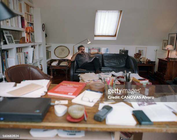 Rendezvous With Dan Franck. Paris - 6 octobre 1998 - Portrait de l'écrivain Dan FRANCK chez lui dans son bureau, assis sur un canapé, une feuille de...