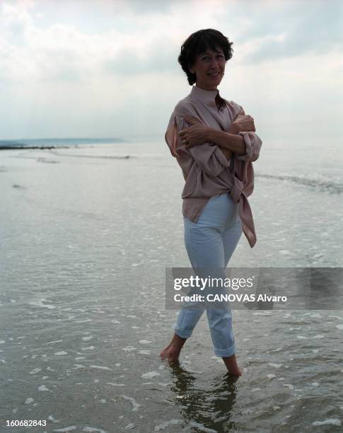 Rendezvous With Christine Deviers-joncour On The Beach In Trouville. A Trouville, en mai 1999, à l'occasion de la publication de son roman 'Relation...