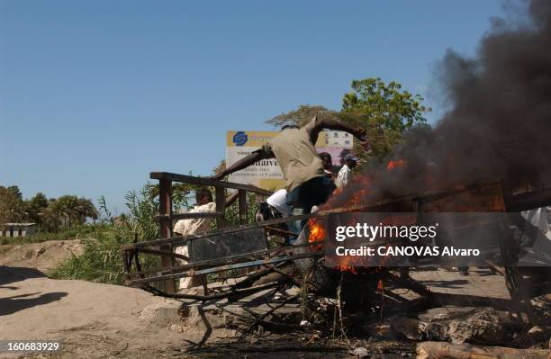 Uprising Against The Regime Of President Aristide. Haïti : barrage routier dans la ville des Gonaïves, où règne l'anarchie depuis que Le Front de...