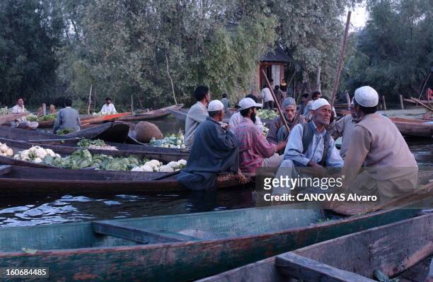 Border Dispute Between India And Pakistan In Kashmir. Marché flottant sur le lac Dal près de SRINAGAR, dans le Cachemire indien : les commerçants...