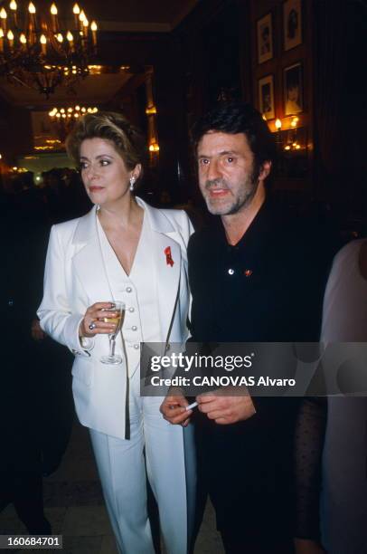 The 19th Night Of Cesar 1994. La 19ème nuit des CESAR au théâtre des Champs Elysées à PARIS : plan de trois-quarts de Catherine DENEUVE en tailleur...