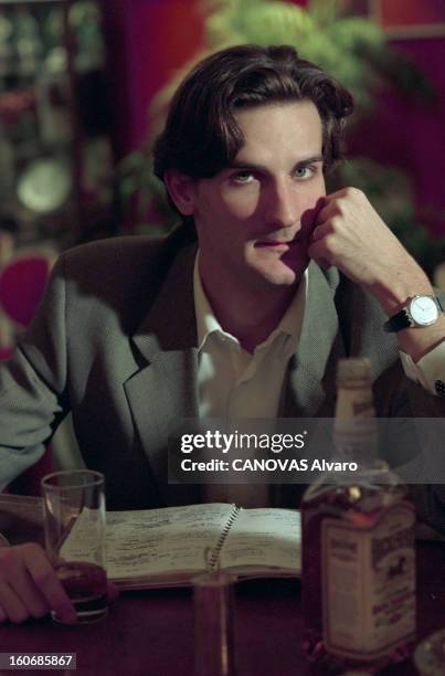 Frederic Beigbeder, Portraits. Paris - 6 mars 1994 - Portrait de l'écrivain Frédéric BEIGBEDER accoudé à un comptoir, la tête en appui sur une main,...