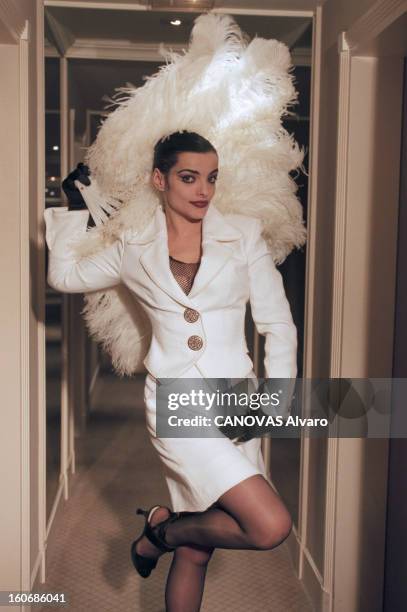Nina Hagen, Singer. Paris - 18 avril 1994 - Portrait de la chanteuse Nina HAGEN dans un couloir d'hôtel, portant un tailleur-short blanc, des gants...