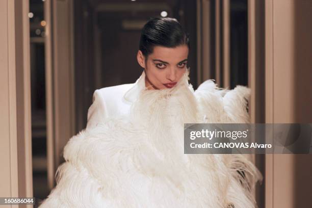 Nina Hagen, Singer. Paris - 18 avril 1994 - Portrait de la chanteuse Nina HAGEN dans un couloir d'hôtel, portant un tailleur-short blanc, se...