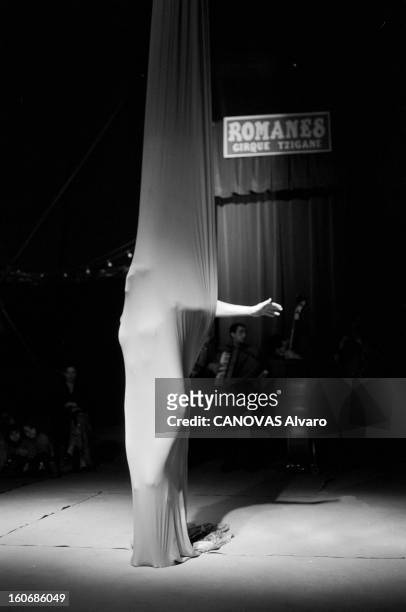 The Tzigane Romanes Circus. 1998 janvier Le cirque tzigane Romanès . Sous le chapiteau, un numéro de ruban avec la silhouette d'une femme dans le...