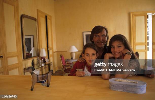 Rendezvous With Alexander Arcady With Her Daughter Lisa And Julia Maraval At Home. En France, en avril 1994, de gauche à droite, sa fille Lisa,...