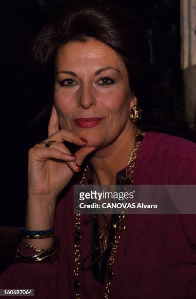 Elizabeth Teissier. Paris, février 1989, au restaurant Ledoyen, portrait de l'astrologue Elizabeth TEISSIER, portant un sautoir, à l'occasion de la...