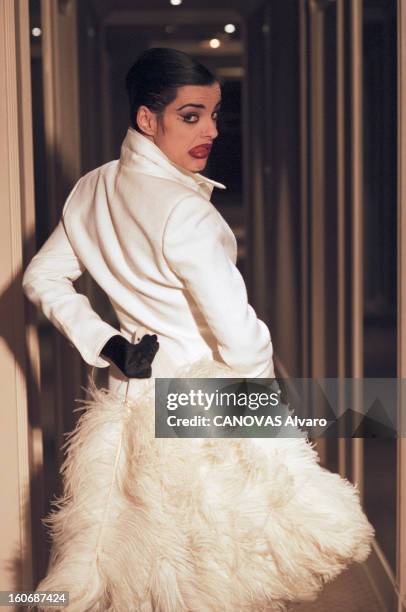 Nina Hagen, Singer. Paris - 18 avril 1994 - Portrait de la chanteuse Nina HAGEN de dos dans un couloir d'hôtel, se retournant en tirant la langue,...