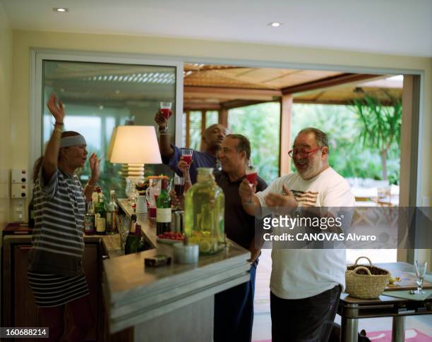 Rendezvous With Daniel And Jennifer Hechter In Their House In Saint-tropez. Saint-Tropez - 13 août 1998 - Dans la maison de Daniel HECHTER et son...