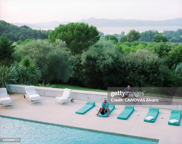 Rendezvous With Daniel And Jennifer Hechter In Their House In Saint-tropez. Saint-Tropez - 13 août 1998 - Dans la maison de Daniel HECHTER et son...