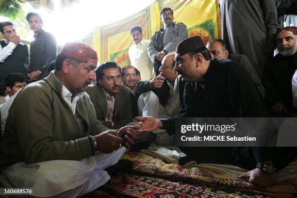 The faithful of the PPP presendant their condolences to Asif Ali Zardari, husband of Benazir Bhutto, the premises of the seat in Larkana.