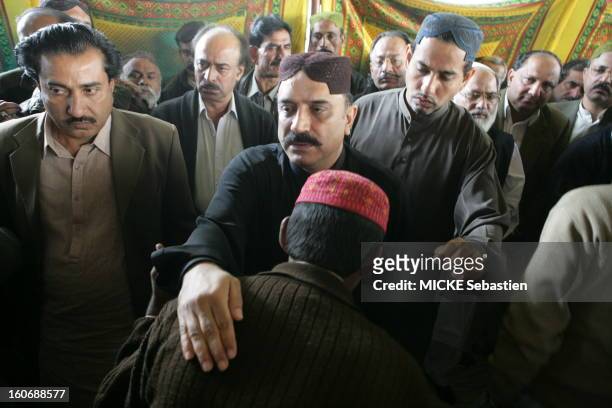 The faithful of the PPP presendant their condolences to Asif Ali Zardari, husband of Benazir Bhutto, the premises of the seat in Larkana.