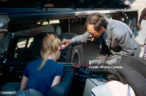 Shooting Of The Film 'le Mepris' By Jean-luc Godard. Jean-Luc GODARD appliquant du faux sang sur la nuque de Brigitte BARDOT durant le tournage du...