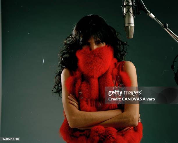 Maïwenn Le Besco Poses In Studio. A Paris, en septembre 2004, à l'occasion de la sortie du film 'LE GENRE HUMAIN : LES PARISIENS' de Claude LELOUCH,...