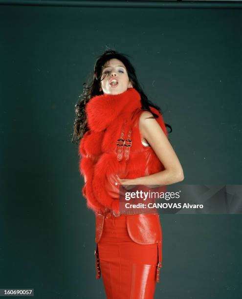 Maïwenn Le Besco Poses In Studio. A Paris, en septembre 2004, à l'occasion de la sortie du film 'LE GENRE HUMAIN : LES PARISIENS' de Claude LELOUCH,...