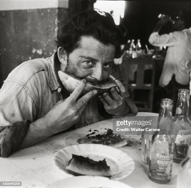 Shooting Of The Film 'les Orgueilleux' By Yves Allegret. Attitude de Gérard PHILIPE mordant à pleines dents une tranche de pastèque lors d'une pause...