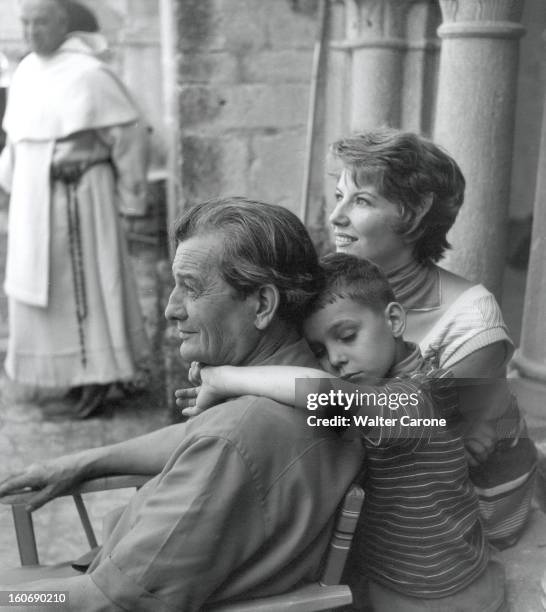 Shooting Of The Film 'les Lettres De Mon Moulin' By Marcel Pagnol. Jacqueline PAGNOL auprès de son mari Marcel de profil assis sur une chaise, son...