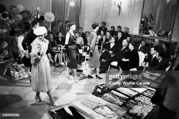 Collection Couture Spring-summer 1954 Christian Dior. Préparation de la collection haute couture Printemps-Eté 1954 de Christian DIOR : dans un salon...
