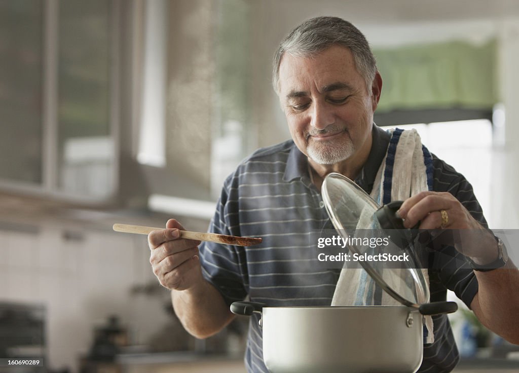 Vieil homme Cuisiner