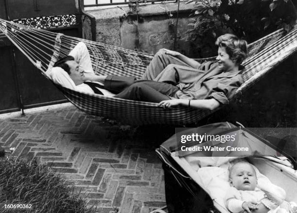 Jacqueline Joubert Announcer Number 1 Of The Television. Jacqueline JOUBERT et son mari Georges DE CAUNES allongés dans un hamac dans le jardin de...