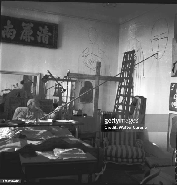 The Death Of Henri Matisse On November 3rd Aged 85, Of A Heart Attack. Nice, avril 1950 : Henri MATISSE, dans la chambre-atelier de l'ancien hôtel...