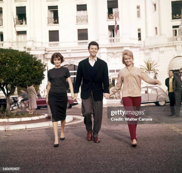 Gerard Philippe And His Mother. Gérard PHILIPE entre Anouk AIMEE et une jeune femme non identifiée, tous trois se tenant la main.