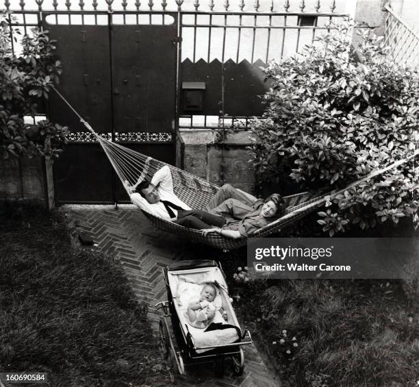 Rendezvous With Georges De Caunes With Family. Jacqueline JOUBERT et son mari Georges DE CAUNES allongés dans un hamac dans le jardin de leur maison...