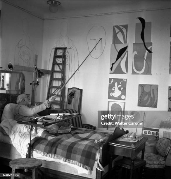 Henri Matisse In Nice. Henri MATISSE, dans la chambre-atelier de l'ancien hôtel Régina sur la colline de CIMIEZ à NICE, assis dans son lit suite à...