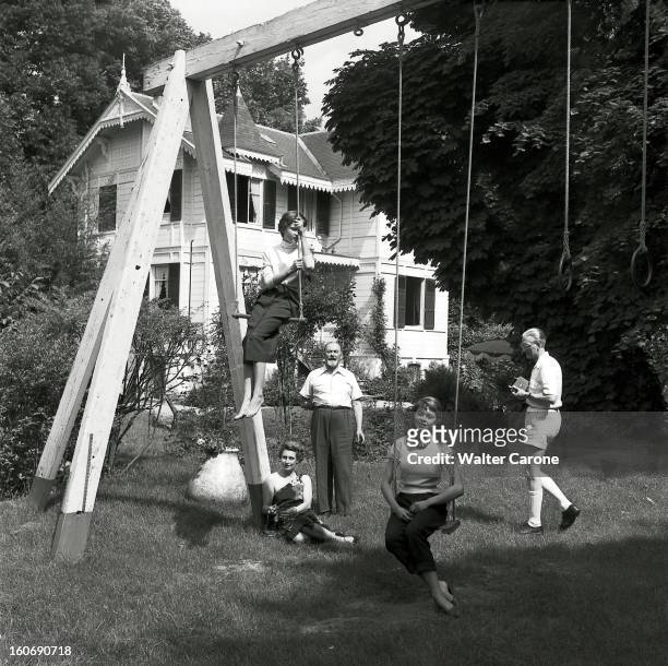 Brigitte Bardot In Louveciennes With Family. Brigitte BARDOT assise sur une balancoire dans le jardin de la maison de ses grands-parents à...