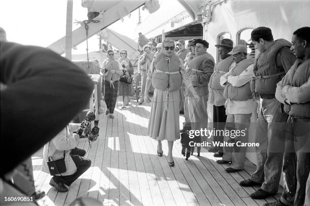 Grace Kelly: On The Road To Monaco. Grace KELLY sur le pont du 'Uss Constitution' voguant vers Monaco, participant à un exercice de sauvetage, tenant...