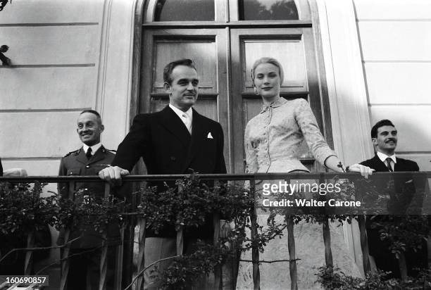 Rainier And Grace: The Civil Marriage. Attitude souriante du prince RAINIER et de la princesse GRACE posant sur un balcon après la cérémonie du...