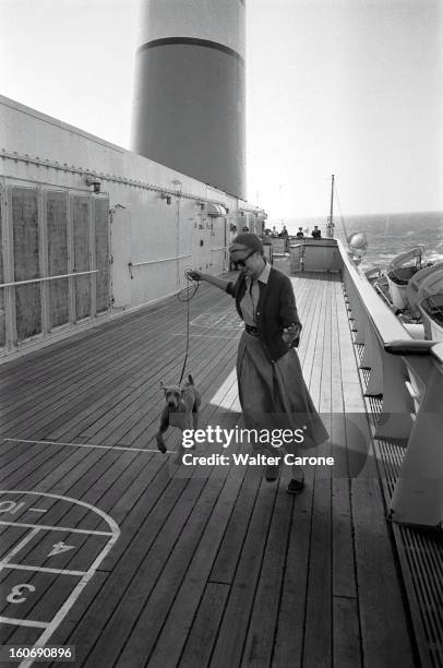 Grace Kelly: On The Road To Monaco. Grace KELLY à bord du 'Uss Constitution' voguant vers Monaco : sur le pont du navire, promenant son chien Walter...