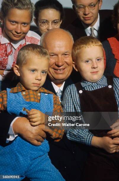 Khrushchev Receives Paris Match In His Datcha. Nikita KHROUCHTCHEV pose en famille dans sa datcha près du village d'Ouspenskoïe, à 32 km de Moscou....