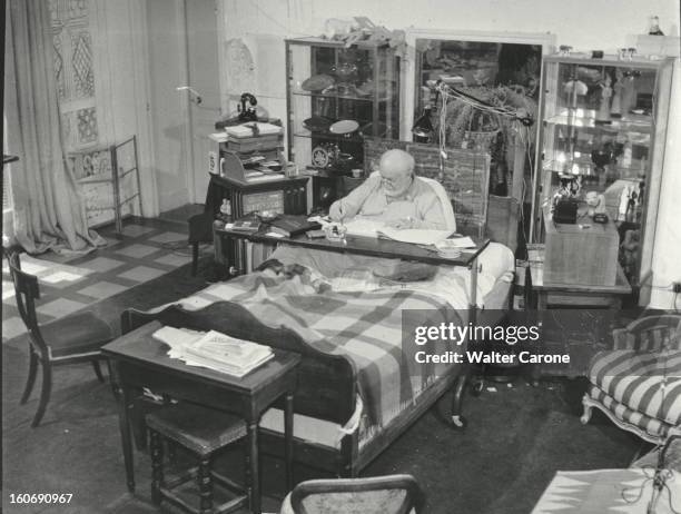 Henri Matisse In Nice. Henri MATISSE, dans la chambre-atelier de l'ancien hôtel Régina sur la colline de CIMIEZ à NICE, assis dans son lit suite à...