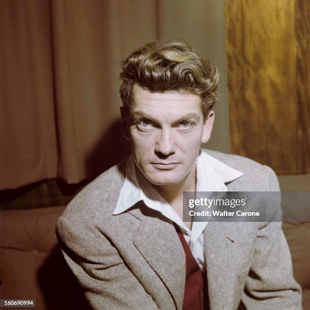 Rendezvous With Jean Marais. En novembre 1949, portrait de l'acteur Jean MARAIS en veste grise et gilet rouge.