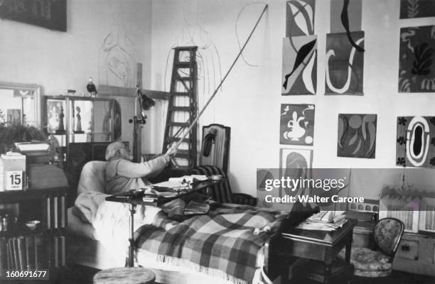 Henri Matisse In Nice. Le peintre Henri MATISSE, paralysé, éprouve un ardent besoin de créer. Il n' a trouvé qu'un moyen pour vaincre l'immobilité :...