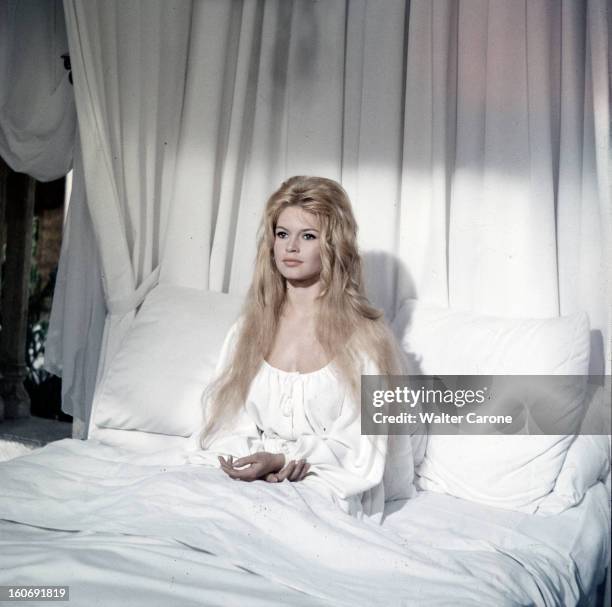 Brigitte Bardot In 'les Amours Celebres' With Alain Delon. Tournage du film 'Les amours célèbres' de Michel BOISROND, ici le sketch 'Agnès Bernauer'...