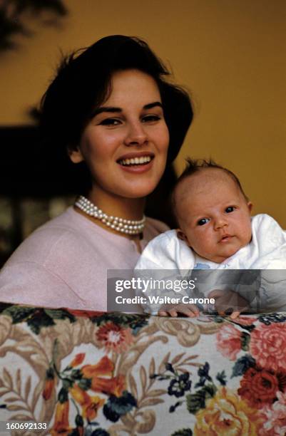 Rendezvous With Antonella Lualdi And Her Baby. Portrait dans une chambre, de l'actrice Antonella LUALDI souriante, portant un collier de perles,...